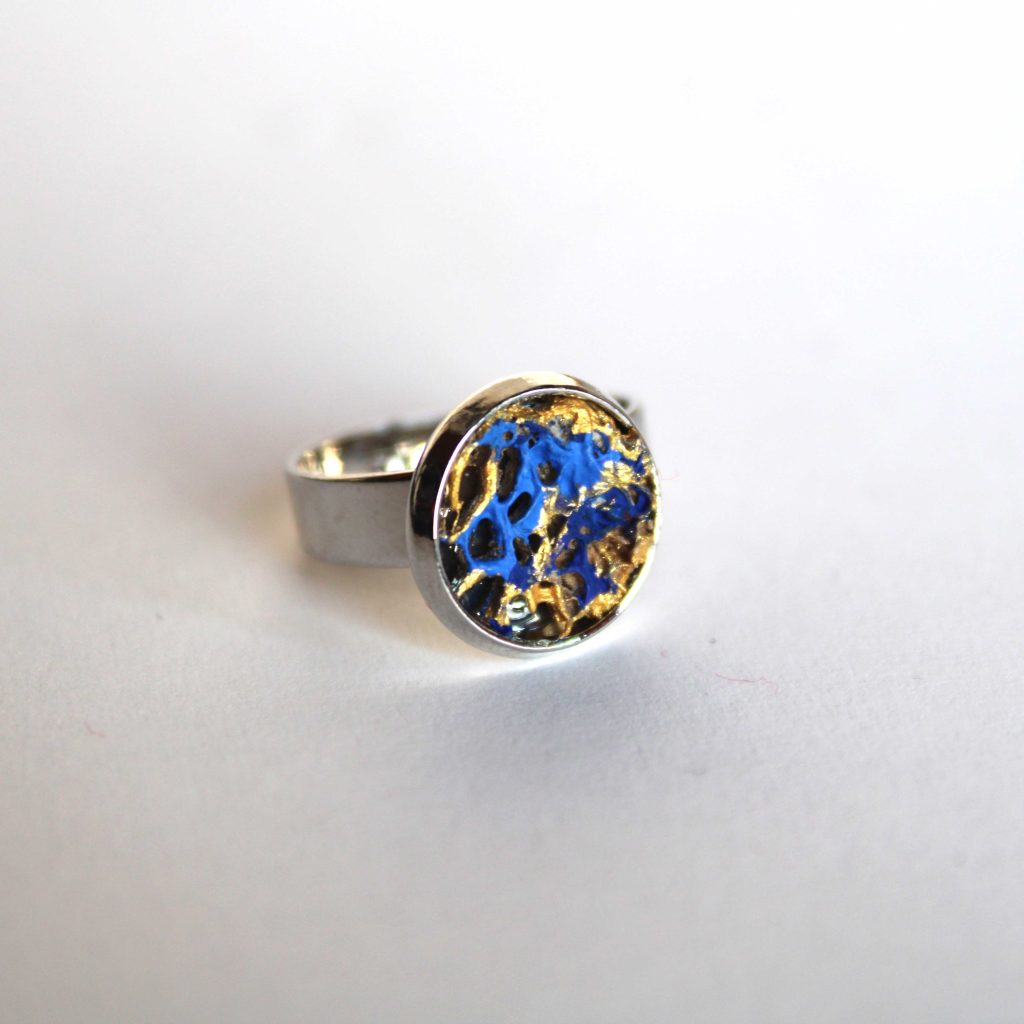 Anello collezione "Natura" rodiato argento in fibra di fico d'india oro e blu