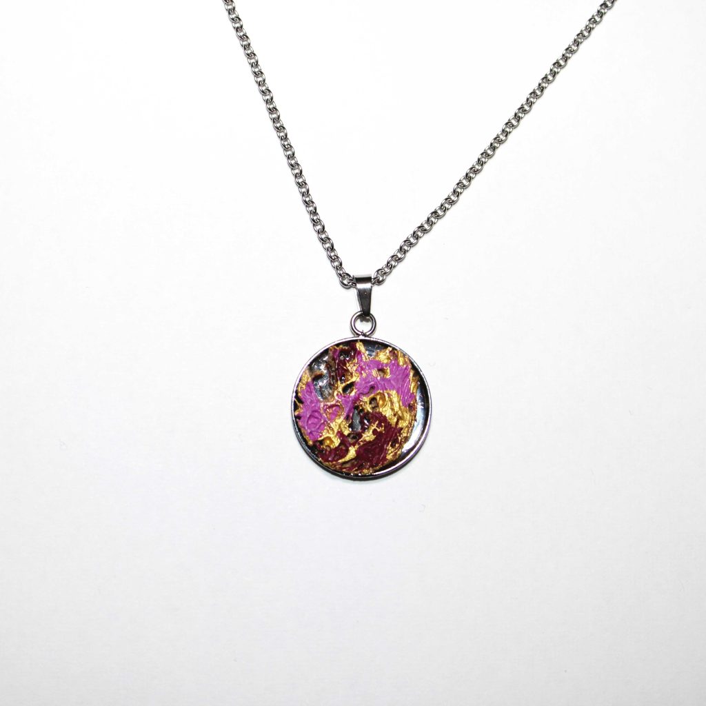 Collana collezione "Opuntia Elegance" in acciaio argentato con cabochon tondo in fibra di fico d'india oro e magenta