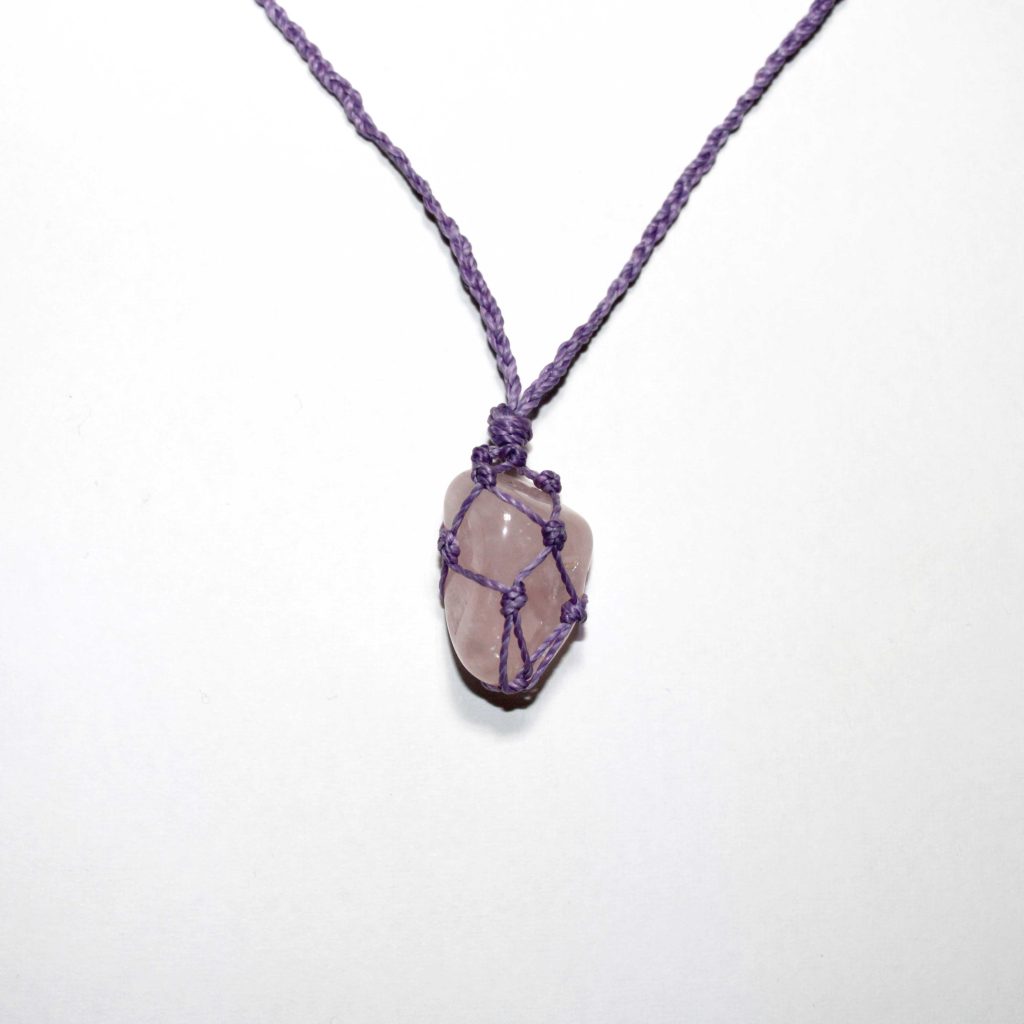 Collana collezione " Nodi di Natura" in macramè con Quarzo rosa
