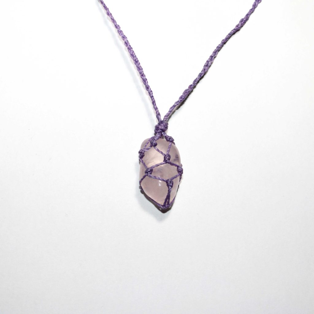 Collana collezione " Nodi di Natura" in macramè con Quarzo rosa
