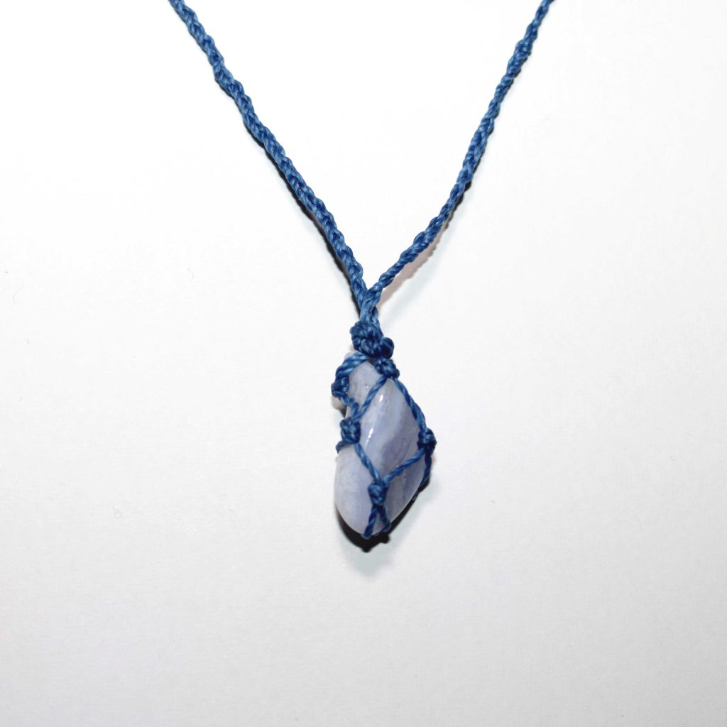 Collana collezione " Nodi di Natura" in macramè con Calcedonio