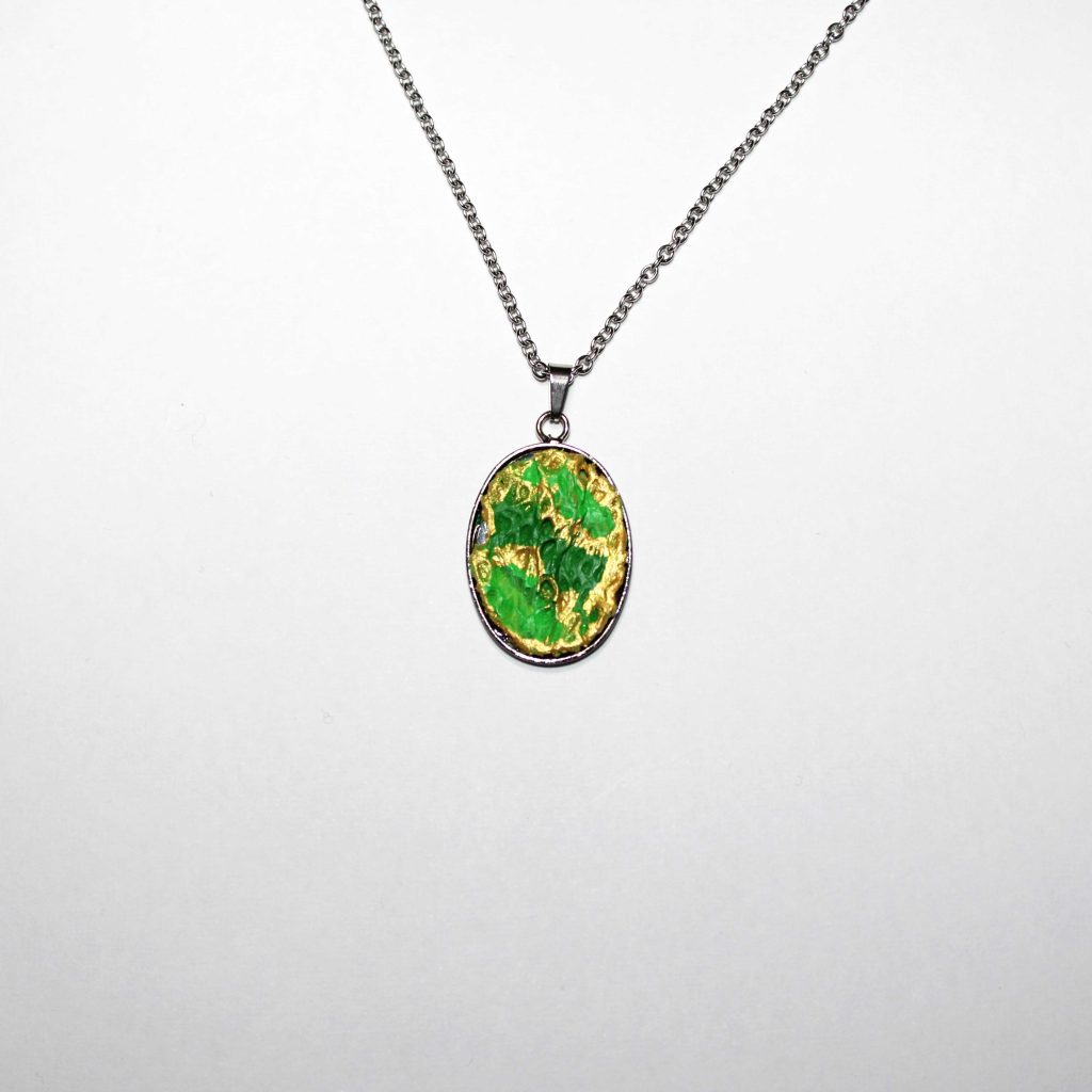 Collana collezione "Opuntia Elegance" in acciaio argentato con cabochon ovale in fibra di fico d'india oro e verde