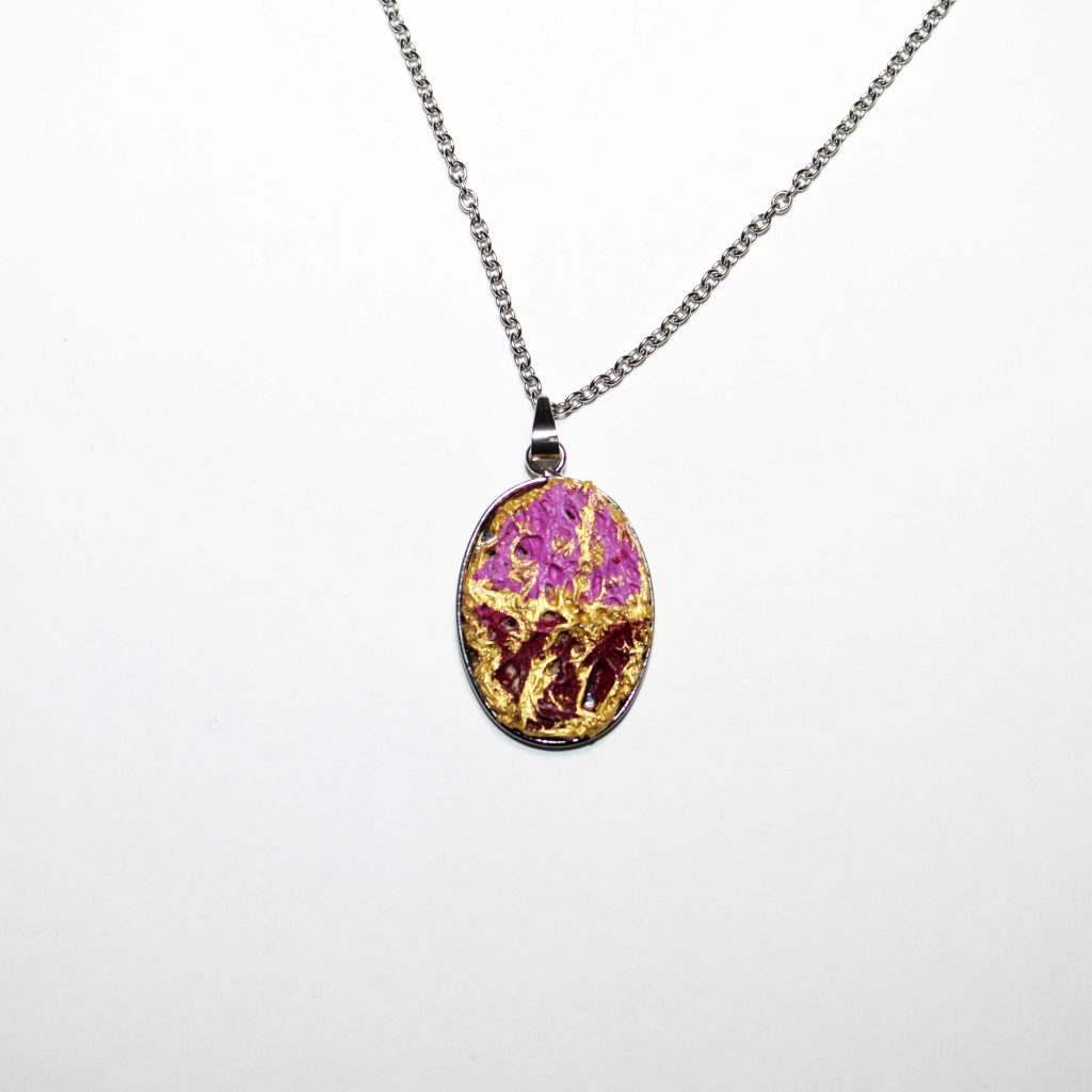 Collana collezione "Opuntia Elegance" in acciaio argentato con cabochon ovale in fibra di fico d'india oro e magenta