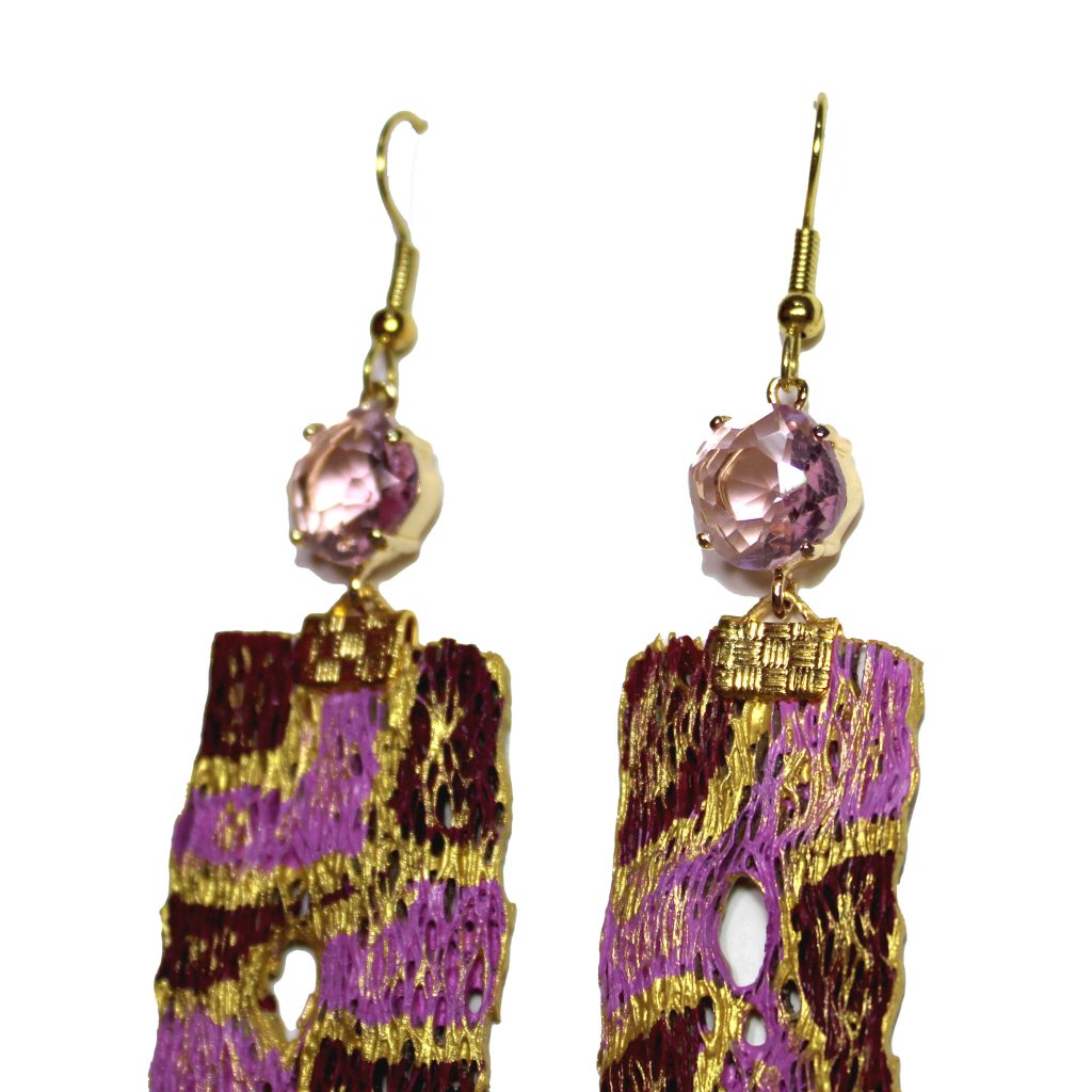 Orecchini dorati collezione "Opuntia Preziosa", in fibra di fico d'india oro e magenta - Image 2