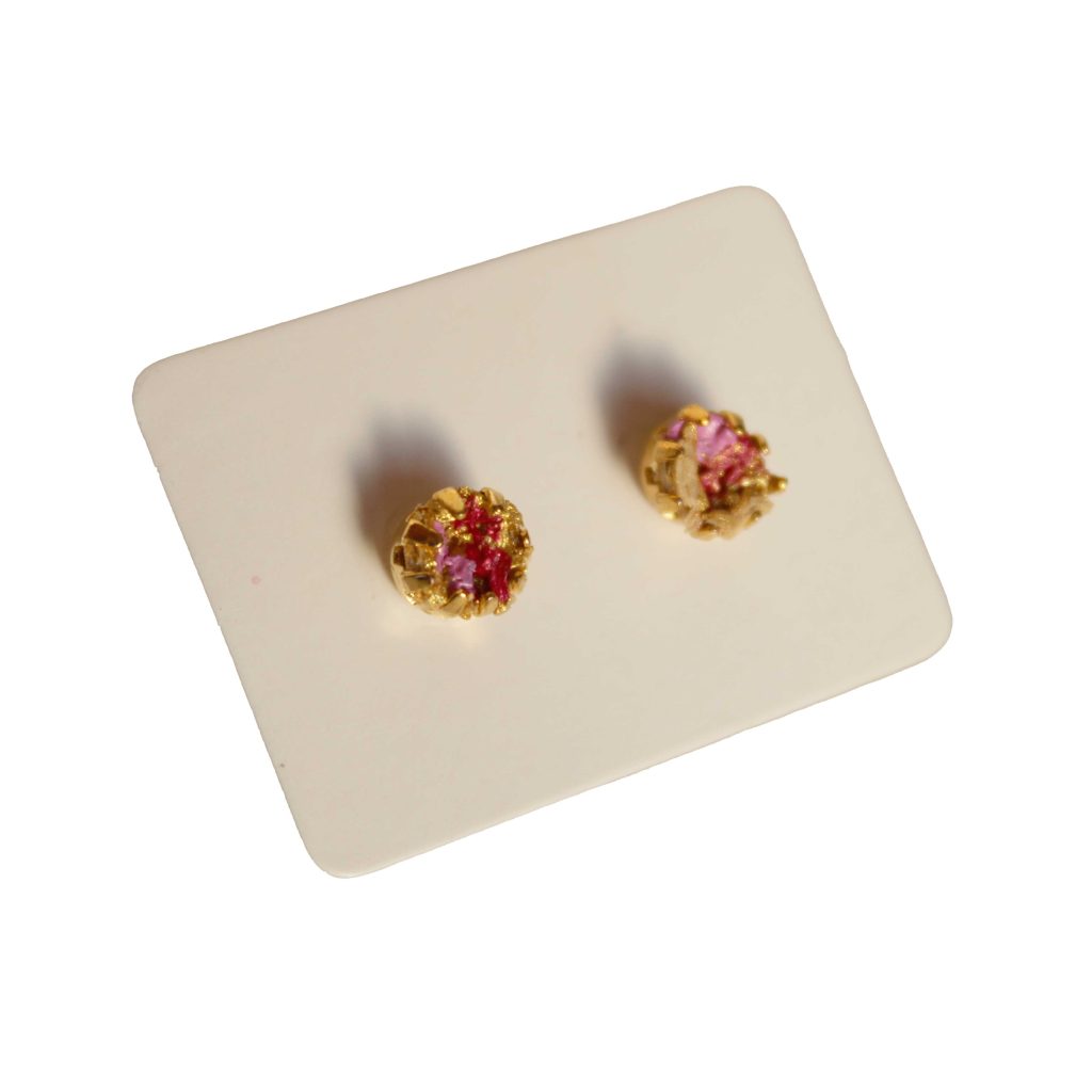 Orecchini in acciaio dorato collezione "Opuntia Splendente", in fibra di fico d'india oro e magenta