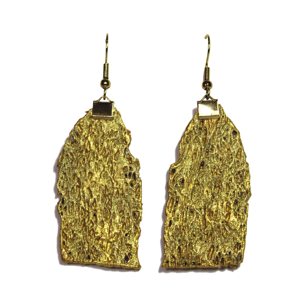 Orecchini pendenti collezione "Opuntia Couture" in acciaio dorato con fibra di fico d'india oro