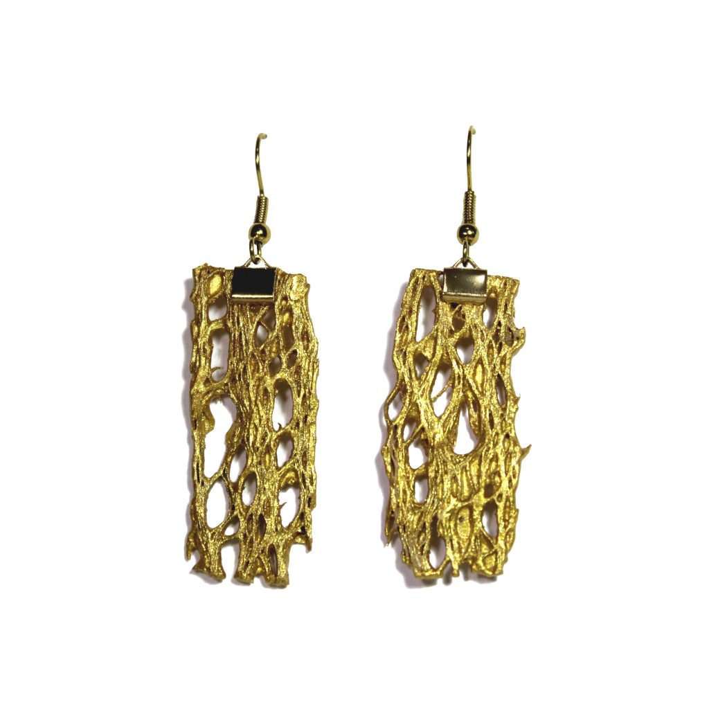 Orecchini pendenti collezione "Opuntia Couture" in acciaio dorato con fibra di fico d'india oro