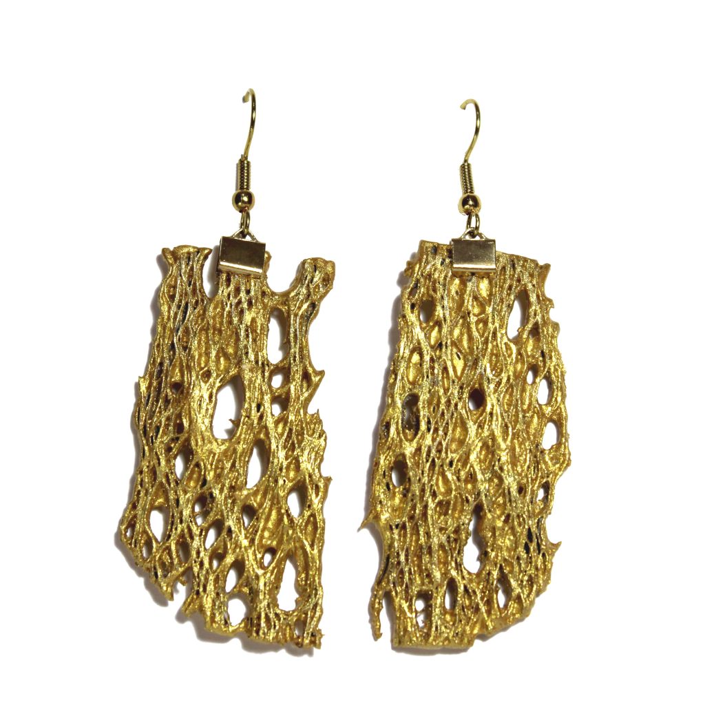 Orecchini pendenti collezione "Opuntia Couture" in acciaio dorato con fibra di fico d'india oro