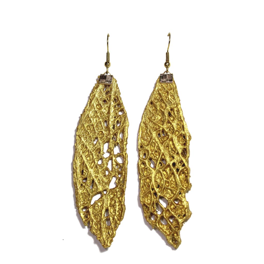 Orecchini pendenti collezione "Opuntia Couture" in acciaio dorato con fibra di fico d'india oro