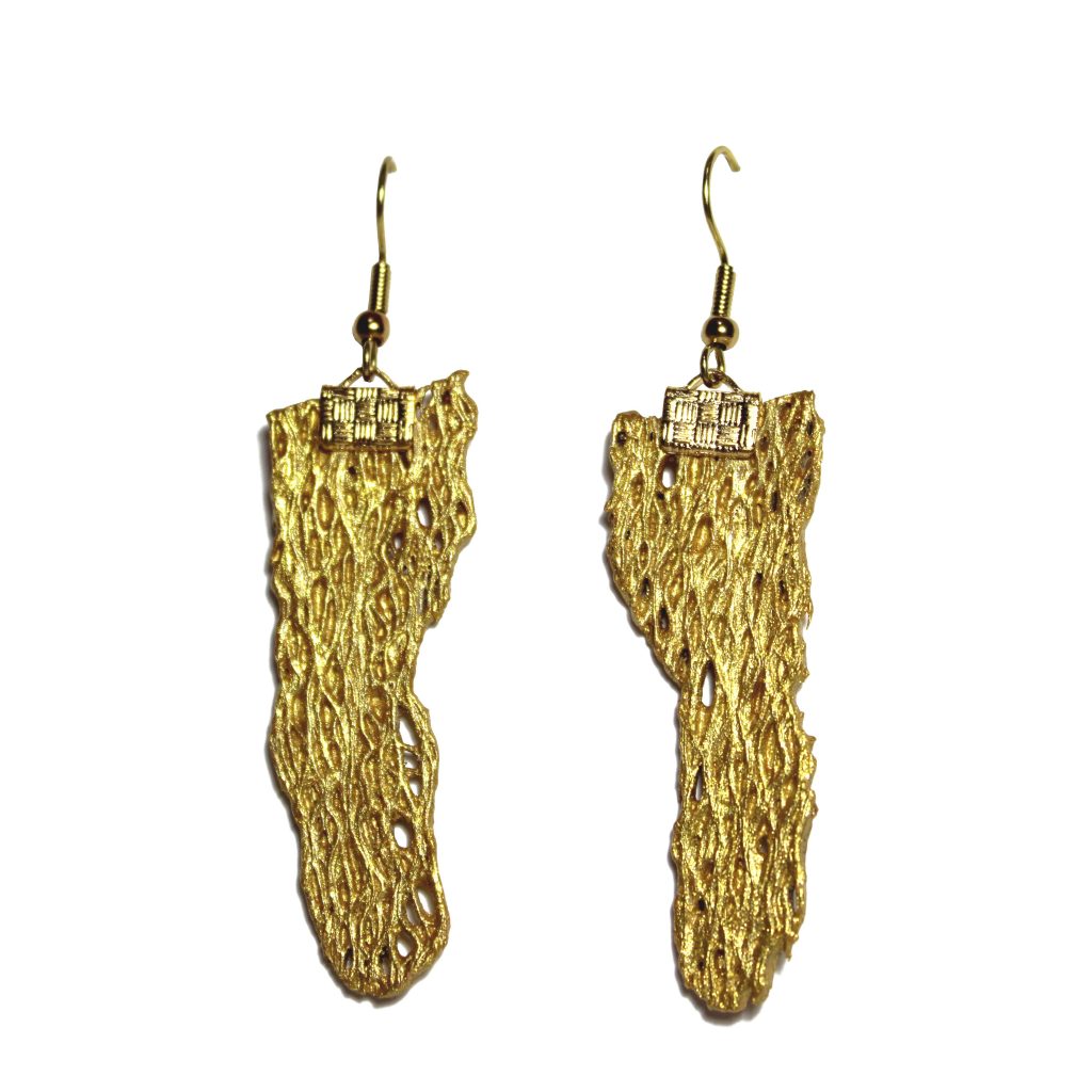 Orecchini pendenti collezione "Opuntia Couture" in acciaio dorato con fibra di fico d'india oro