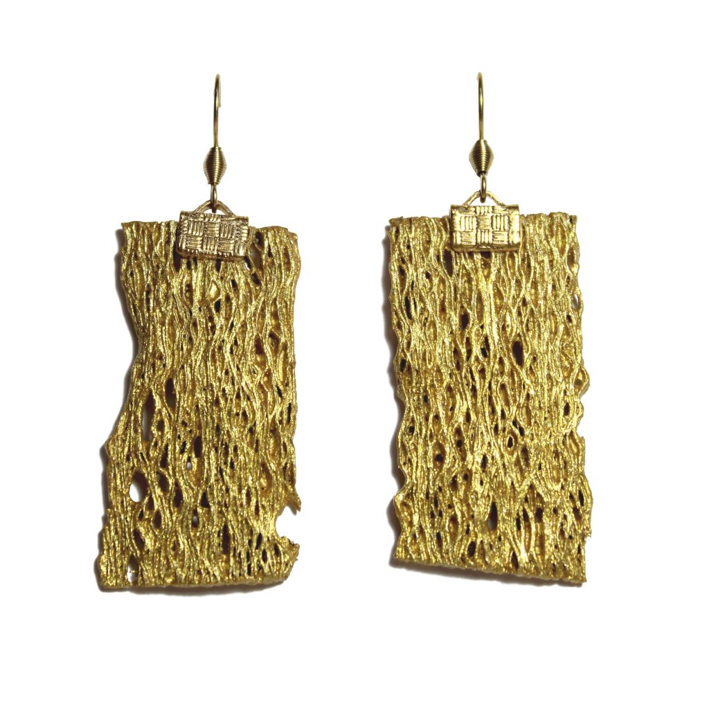 Orecchini pendenti collezione "Opuntia Couture" in acciaio dorato con fibra di fico d'india oro