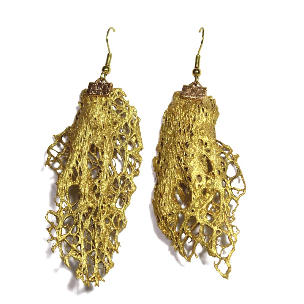 Orecchini pendenti collezione "Opuntia Couture" in acciaio dorato con fibra di fico d'india oro