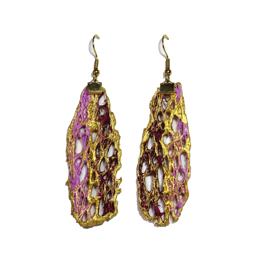 Orecchini pendenti collezione "Opuntia Couture" in acciaio dorato con fibra di fico d'india oro e magenta