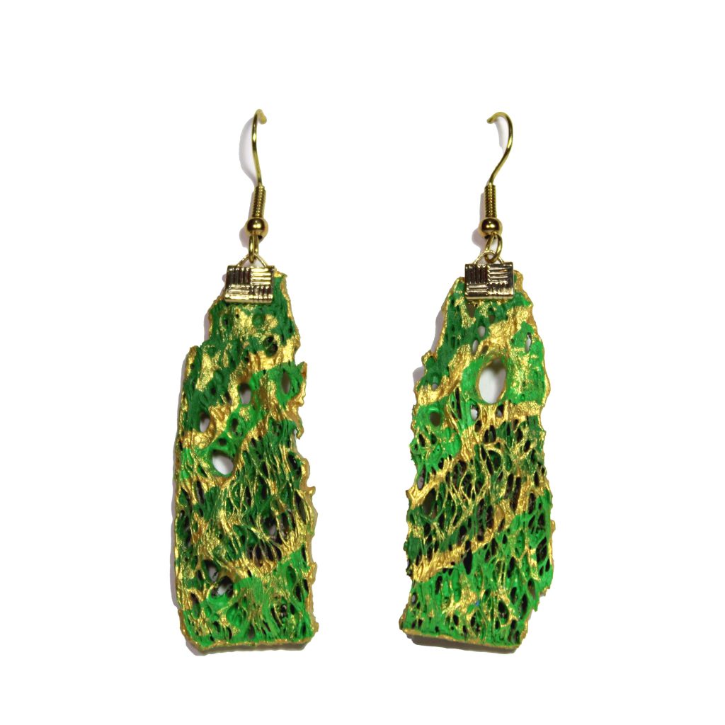 Orecchini pendenti collezione "Opuntia Couture" in acciaio dorato con fibra di fico d'india oro e verde