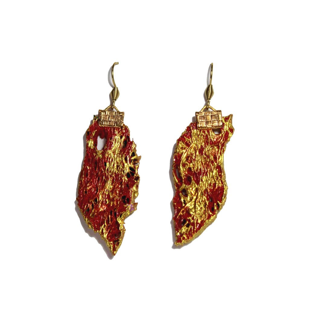 Orecchini pendenti collezione "Opuntia Couture" in acciaio dorato con fibra di fico d'india oro e rosso
