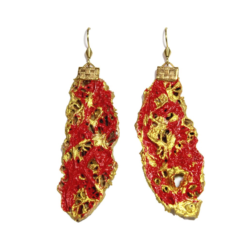 Orecchini pendenti collezione "Opuntia Couture" in acciaio dorato con fibra di fico d'india oro e rosso